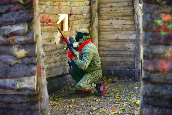 Paintballspieler in Tarnuniform — Stockfoto