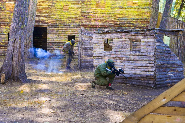 Paintball vojáků do vojenské uniformy kamufláž na místě střelby — Stock fotografie