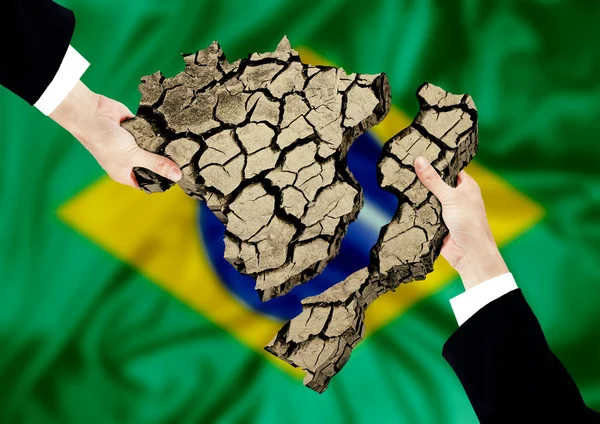 Duas mãos carregando um pedaço do mapa do Brasil — Fotografia de Stock