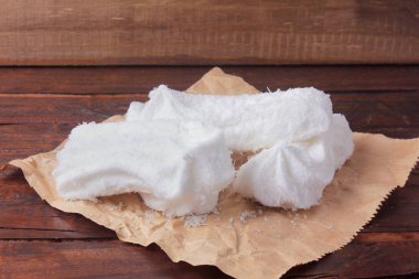 Maria-köstebek, şeker, yumurta beyazı, renksiz jelatin ve rendelenmiş hindistan cevizinden yapılmış tipik bir Brezilya tatlısıdır.