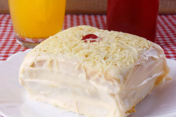 Соленый Куриный Пирог Приготовленный Нарезанного Хлеба Майонеза Тертого Сыра Традиционный — стоковое фото