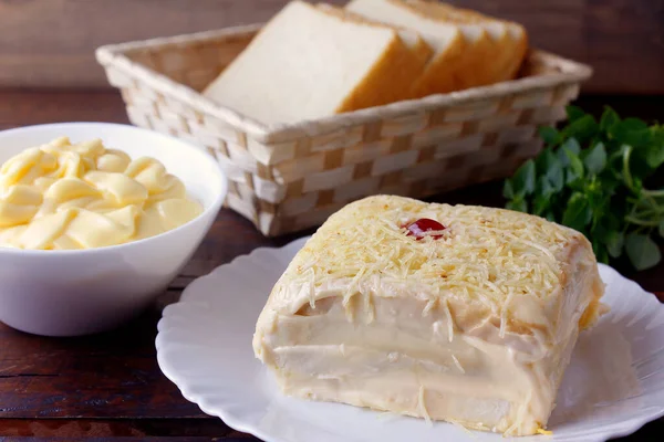 咸鸡肉派 用切片面包 蛋黄酱和烤奶酪制成 在巴西很传统 巴西食品 — 图库照片