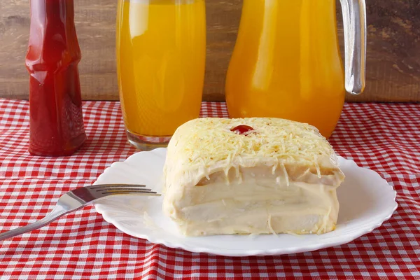 Pastel Pollo Salado Hecho Con Pan Rebanado Mayonesa Queso Rallado — Foto de Stock