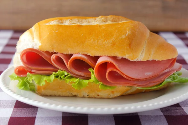 Sándwich Mortadela Mesa Madera Rústica Para Desayuno Comida Italiana Enfoque — Foto de Stock