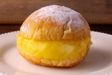 Berlin baloları, Brezilya 'da tatlı rüyalar olarak bilinir. Sarı krema ya da krema ile doldurulmuş kızarmış tatlı hamurdan oluşuyor. Seçici odak