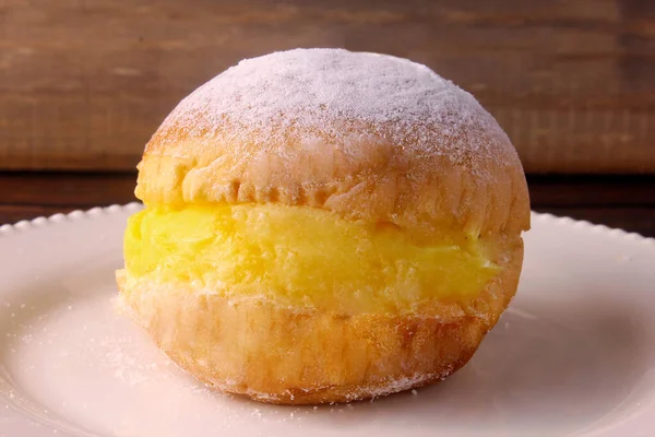 Berlin balls, known as sweet dreams in Brazil. Consists of a fried sweet dough filled with a yellow cream or pastry cream. Selective focus