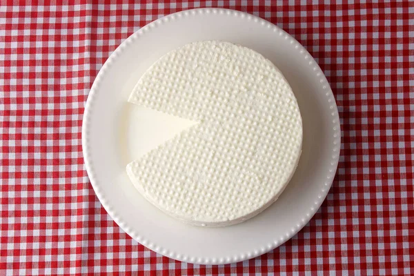 新鲜的巴西白色乳酪放在白盘上 用毛巾放在早餐桌上 顶部视图 — 图库照片