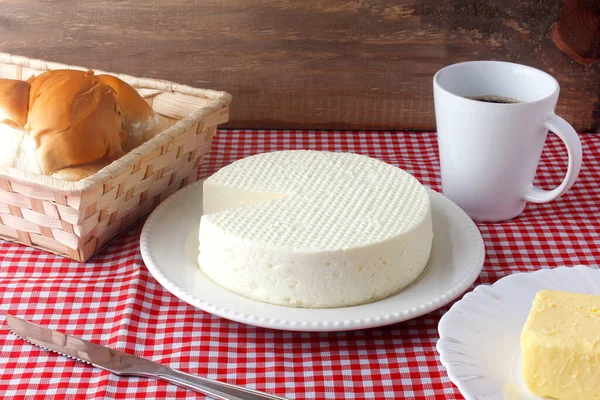 Queijo Minas Fresco Branco Brasileiro Isolado Sobre Tábua Madeira Mesa — Fotografia de Stock