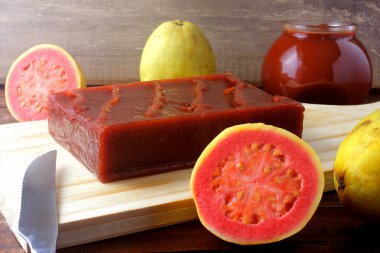 Brezilya 'da Goiabada olarak bilinen bardaki guava şekeri, tahtadan yapılmış. Guava tatlı tatlı tatlı