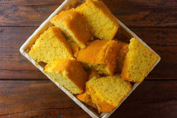 Torta Maíz Rodajas Cesta Mesa Madera Rústica Para Desayuno Comida — Foto de Stock