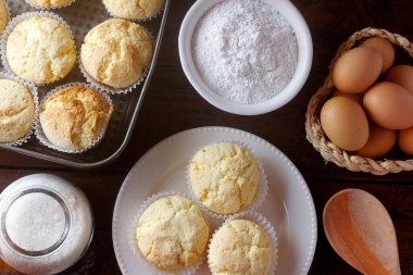 Brevidade, hamur işi nişastasından yapılmış geleneksel bir Brezilya pastasıdır. Pastanede malzemelerle birlikte, ahşap bir masa üzerinde. Seçici odak