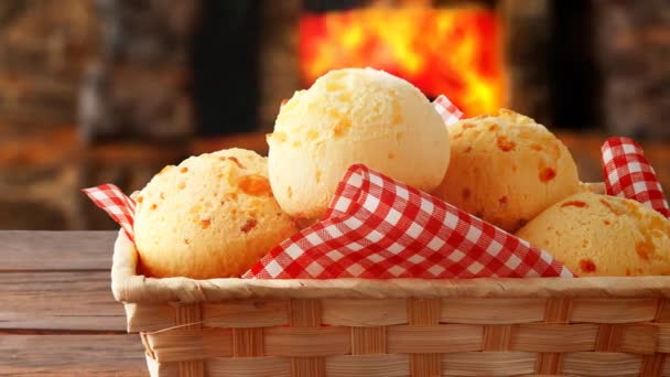 自制的奶酪面包 传统的巴西小吃 放在篮子里 离开烤箱放在乡村厨房的桌子上 — 图库视频影像