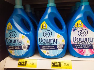 RIO DE JANEIRO, BRAZİL - 4 Ekim 2025: aşağıdaki süpermarket rafında. Procter & Gamble tarafından üretilen ve 1960 yılında piyasaya sürülen Amerikan kumaş yumuşatıcısı markası.