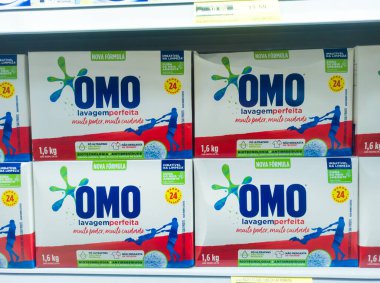 RIO DE JANEIRO, BRAZİL - 4 Ekim 2025: OMO Süpermarket rafında. Çamaşır deterjanı çok uluslu Unilever tarafından üretiliyor ve dünyanın çeşitli yerlerinde satılıyor..