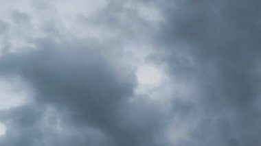 Fırtına bulutları sürekli hareket halinde, zaman atlamalı olarak kaydediliyor, gökyüzünün geçişini ve istikrarsızlığın ilerlemesini gözler önüne seriyor..