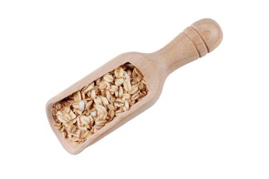 Tahta kaşıkta organik yulaf ezmesi. Beyaz arka planda izole edilmiş ve yazı için yeri var. Paket fotoğrafı. Üst görünüm.