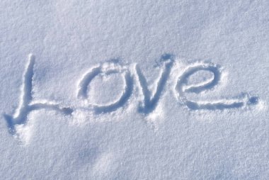 Beyaz, temiz kar yüzeyine yazılmış aşk sözcüğü. Romantik durumlar için aşk mektupları. Evlilik teklifi, düğün günü, sevgililer günü. Güneşli kış günü ve ışıldayan kar dokusu