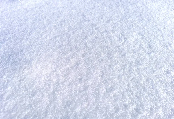 Güneş Işığında Temiz Kar Yüzeyi Görünür Kar Taneleriyle Mavi Beyaz — Stok fotoğraf