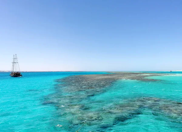 Barriera Corallina Del Mar Rosso Con Silhouette Della Nave All — Foto Stock