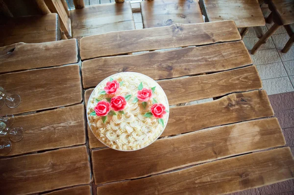 Pastel de boda decorado con rosas rojas —  Fotos de Stock