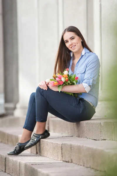 Portret van aantrekkelijk meisje met boeket tulpen — Stockfoto