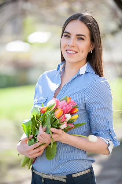 Portrét atraktivní dívka s kyticí tulipánů — Stock fotografie