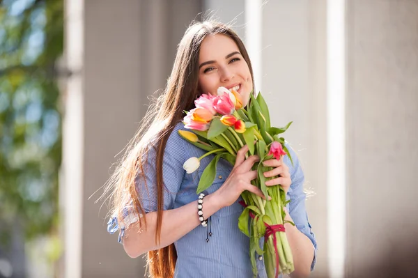 Portrét atraktivní dívka s kyticí tulipánů — Stock fotografie