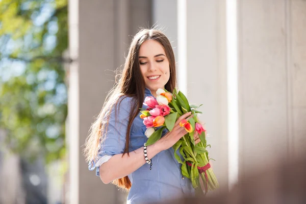 Portret van aantrekkelijk meisje met boeket tulpen — Stockfoto