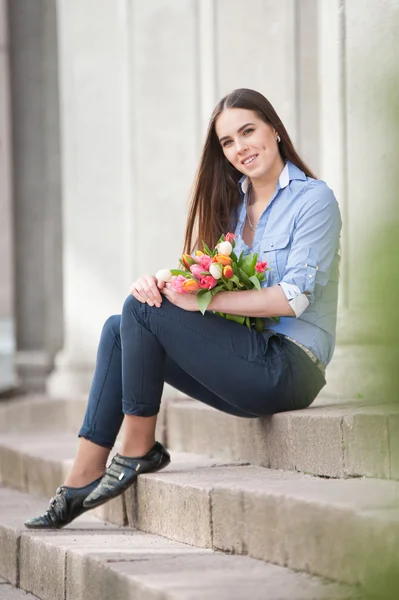 Portret van aantrekkelijk meisje met boeket tulpen Rechtenvrije Stockafbeeldingen