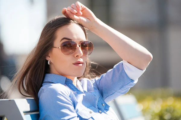 Nahaufnahme eines attraktiven Mädchens mit Sonnenbrille auf der Straße Stockbild