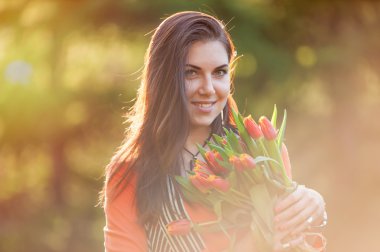 Güzel bir esmerin portresi.
