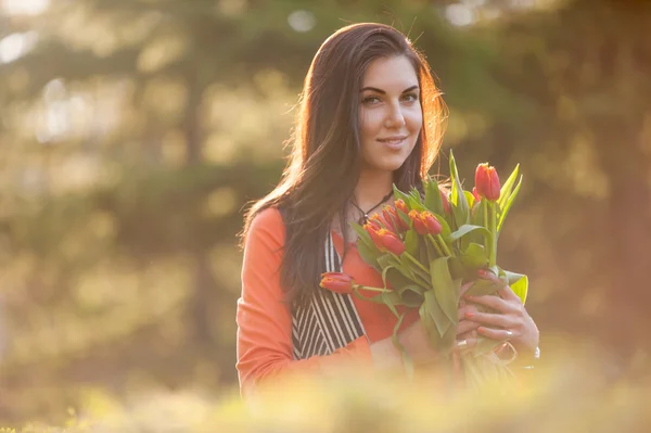 Portret van een mooie brunette. — Stockfoto