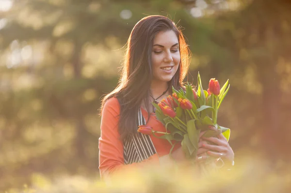 Portret van een mooie brunette. — Stockfoto