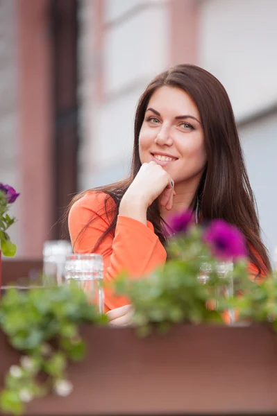 Portret pięknej brunetki — Zdjęcie stockowe