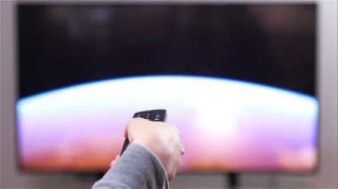 el Tv uzaktan kumandasındaki kanal dönüşür.