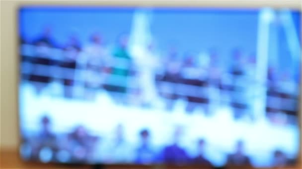 Mujer joven viendo la televisión — Vídeos de Stock