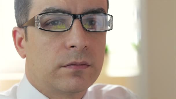Affärsman med glasögon fungerar på dator - närbild. — Stockvideo