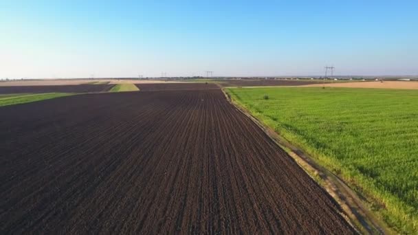 Tiro aéreo del campo arado negro — Vídeos de Stock