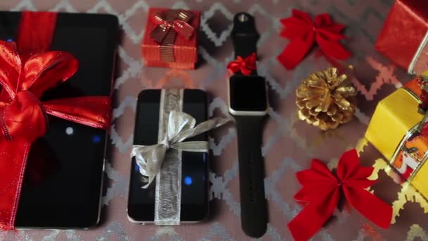 Tablet-PC, Smartphone und Smartwatch zu Weihnachten — Stockvideo