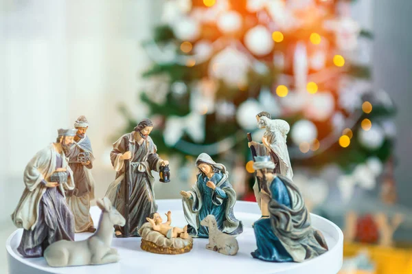 İçinde İsa, Meryem, Yusuf, koyun ve bilge adamların da bulunduğu heykelciklerin olduğu bir Noel Ahırı sahnesi. Annene odaklan.!