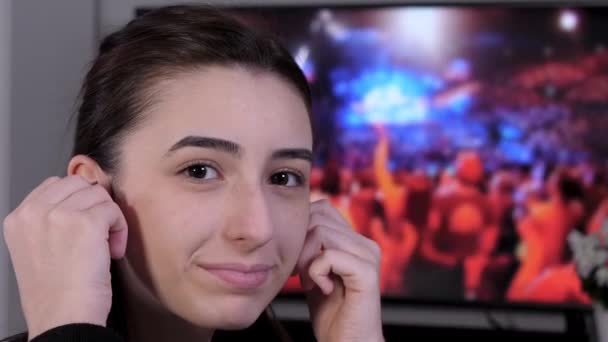 Молода Жінка Використовує Бездротові Навушники Вухах Слухає Концерт Телевізору Концепція — стокове відео