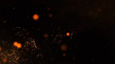 Ateş, siyah arka planda yanan parçacıkları ateşler. Gece büyük yangından yükselen közler. Parlayan parçacıkların olduğu soyut ateş. Yavaş çekimde 3D animasyon 4k