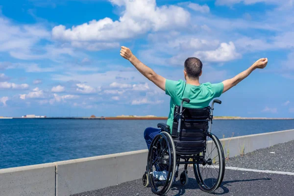 Homem Deficiente Numa Cadeira Rodas Admirar Mar Conceito Viagem Mobilidade — Fotografia de Stock