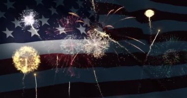4 Temmuz kutlamalarında Amerikan bayrağı havai fişeklerle dalgalanıyor. Bağımsızlık, Anıt, Kutlama, Havai fişek konsepti. Kusursuz döngü 4K