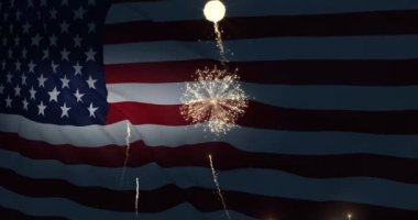 4 Temmuz kutlamalarında Amerikan bayrağı asker siluetiyle dalgalanıyor. Bağımsızlık, Anıt, Kutlama, Havai fişek konsepti. Kusursuz döngü 4K