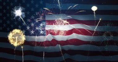 4 Temmuz kutlamalarında Amerikan bayrağı havai fişeklerle dalgalanıyor. Bağımsızlık, Anıt, Kutlama, Havai fişek konsepti. Kusursuz döngü 4K