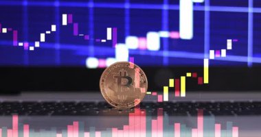  Dizüstü bilgisayarda Bitcoin ve bilgisayar ekranında kripto para işlem şeması. Dijital para, bankacılık, yatırım, finans ve iş konsepti. 4k