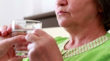 bir hap almaktan kadın kıdemli yakın çekim