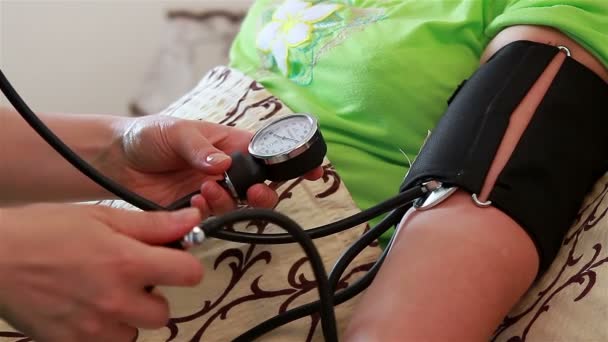 Nurse checking blood pressure to senior woman — Stock Video