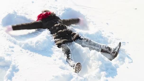 Küçük kız snowangel yapma — Stok video